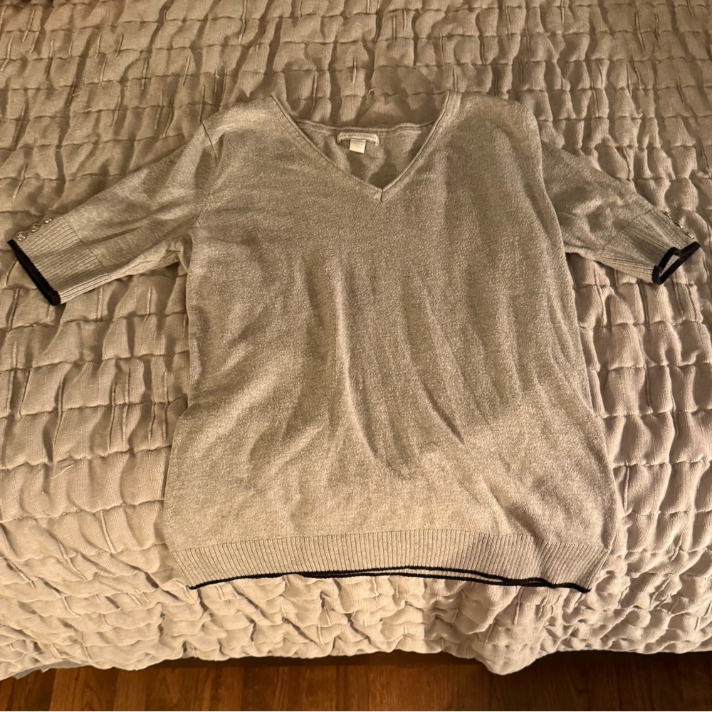 New York & Company Gray V-Neck Sweater - Medium - Picture 1 of 3